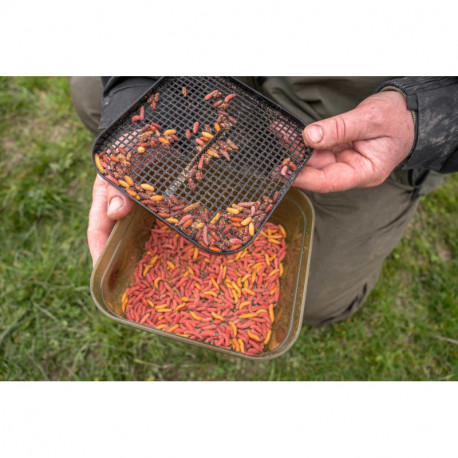 KORUM bait box with strainer